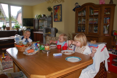 Kinder beim Mittagessen im Wohnzimmer