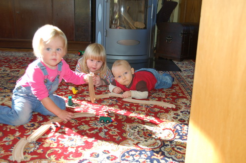 Tageskinder spielen im Wohnzimmer